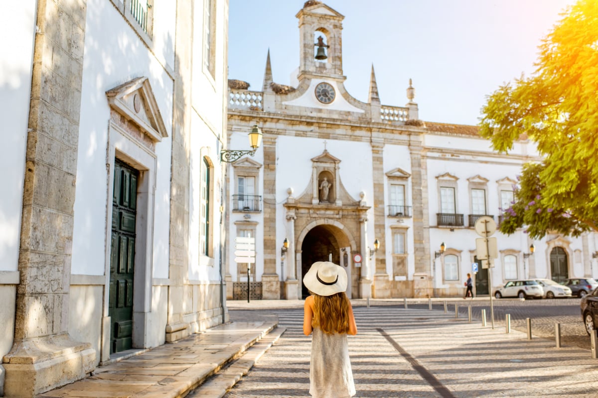 Woman exploring Faro